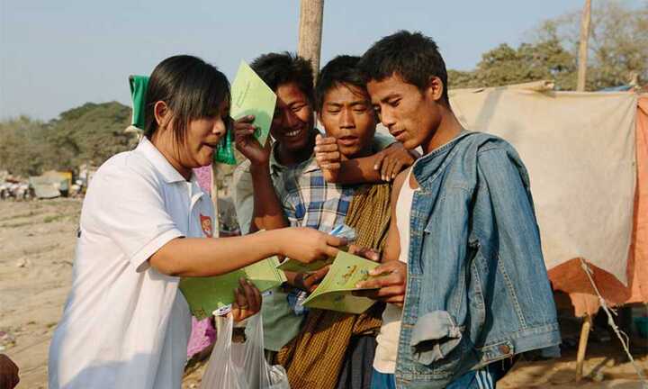 Người Myanmar đứng đầu thế giới về làm từ thiện