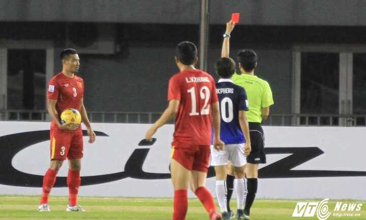 Đình Luật bị đuổi khỏi sân ngay phút thứ 6