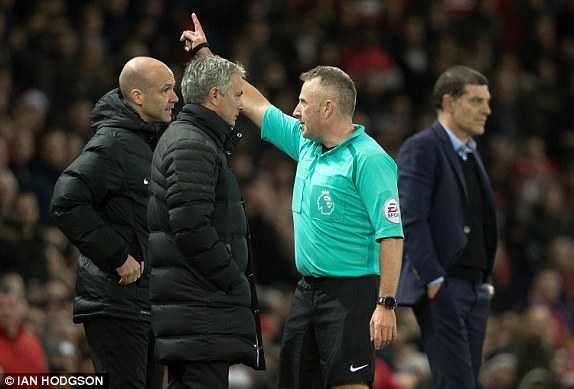 Tại sao Mourinho bị truất quyền chỉ đạo?