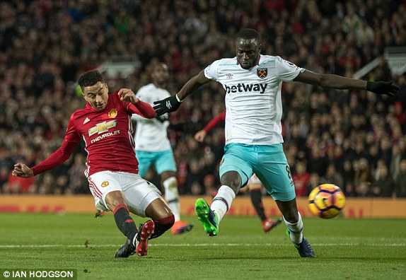 Mourinho bị đuổi khỏi sân, Man Utd lại hòa trên thế thắng