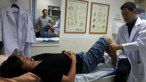 Tuấn Anh chữa chấn thương tại Thái Lan