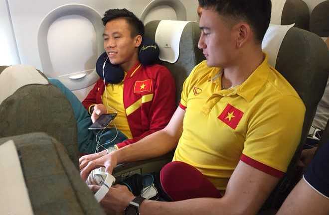 Tuyển Việt Nam sợ hãi khi máy bay chao đảo gần 10 phút