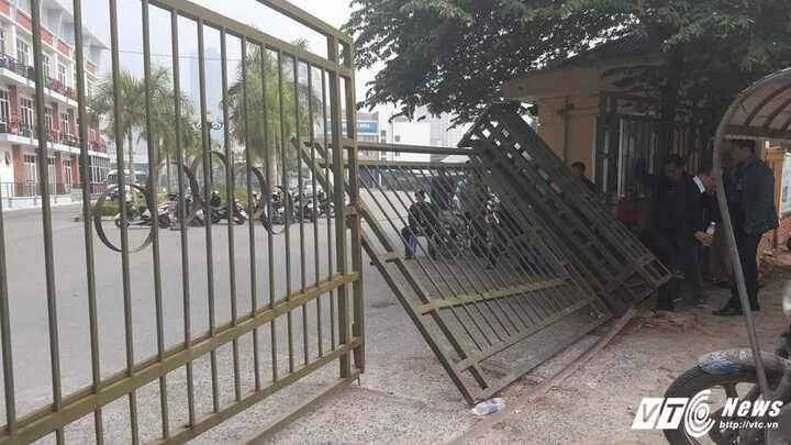 Không mua được vé, fan cuồng đạp đổ cổng liên đoàn bóng đá Việt Nam