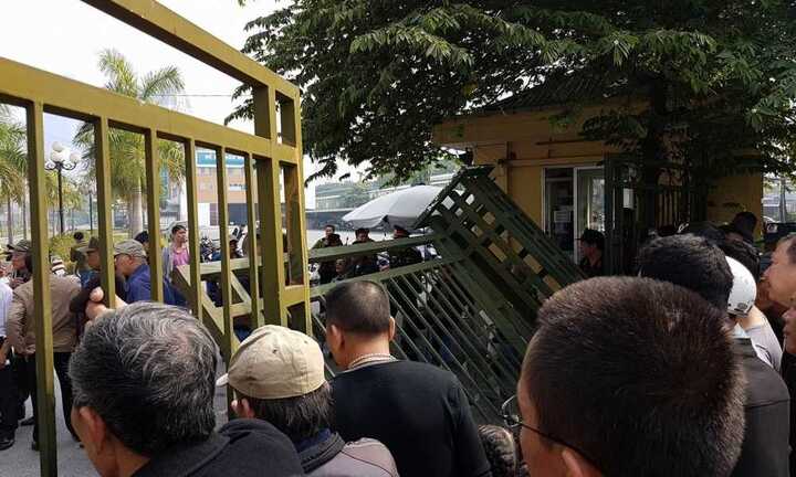 Fan cuồng đạp đổ cổng liên đoàn bóng đá Việt Nam: VFF không thể tiếp tục cách bán vé này