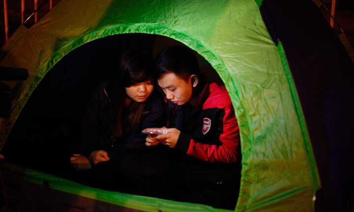 Sốt vé trận Việt Nam-Indonesia: Người dân dựng lều, trắng đêm xếp hàng chờ mua vé