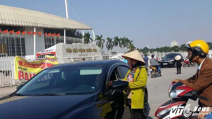 Trực tiếp: Vé chợ đen xem Việt Nam vs Indonesia giảm sâu, phe vé mời chào đưa người vào sân