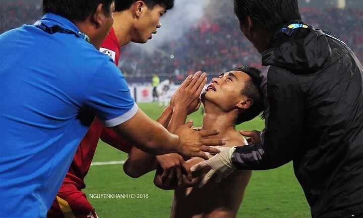 Bức ảnh rơi nước mắt của Vũ Minh Tuấn và bi kịch của tuyển Việt Nam