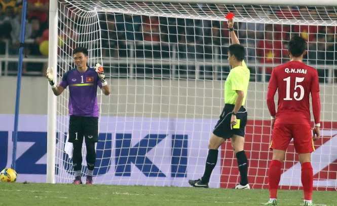 Thủ môn Nguyên Mạnh hối hận, xin lỗi vì bị đuổi khỏi sân