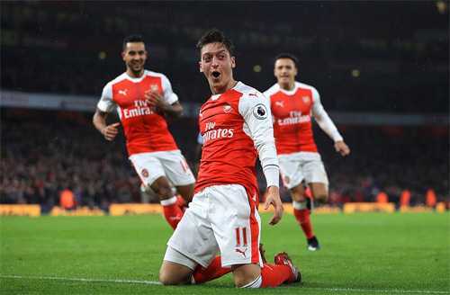 Ngược dòng hạ Stoke City, Arsenal lên ngôi đầu Ngoại hạng Anh