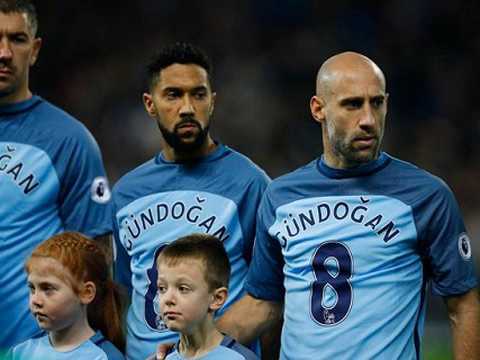 Gundogan khẳng định còn sống sau hành động lạ của Man City