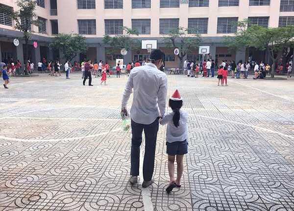 Công Vinh tình cảm dắt con gái Bánh Gạo đến trường