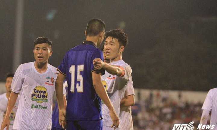 HLV U21 Thái Lan không trách cầu thủ va chạm với Văn Toàn, Công Phượng