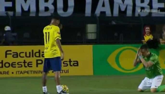 Đối thủ quỳ xuống sân xin Neymar đừng sỉ nhục