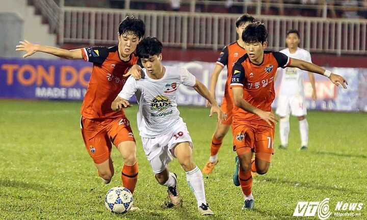 Công Phượng còn cắm đầu dốc bóng đến bao giờ?