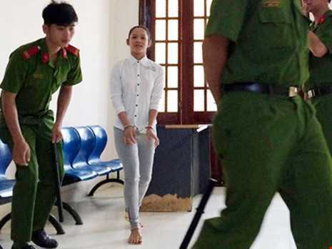 Cô gái đi xe máy bị bắt do đâm ô tô làm bạn chết?