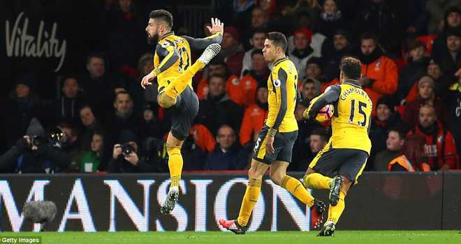 Olivier Giroud ăn mừng kiểu bọ cạp trong trận hòa lịch sử của Arsenal