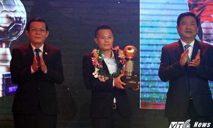 Thành Lương vượt Xuân Trường, giành Quả bóng vàng Việt Nam 2016