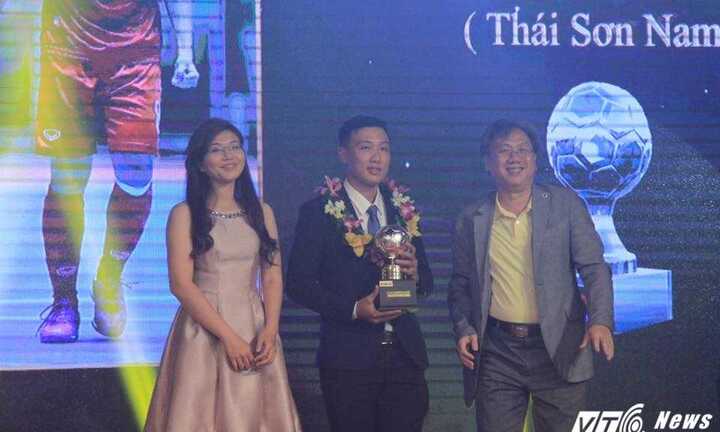 Hi hữu: Quả bóng bạc Futsal 'rụng đầu' trước khi đến tay chủ nhân