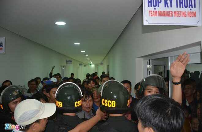 Phe vé lộng hành, CĐV nổi điên trước trận SHB Đà Nẵng vs HAGL