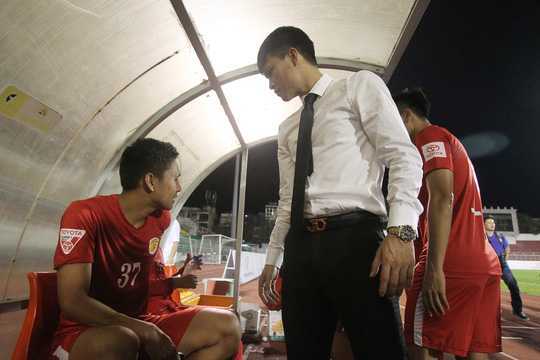 Công Vinh trừ lương, dọa đuổi cầu thủ phản ứng HLV trưởng
