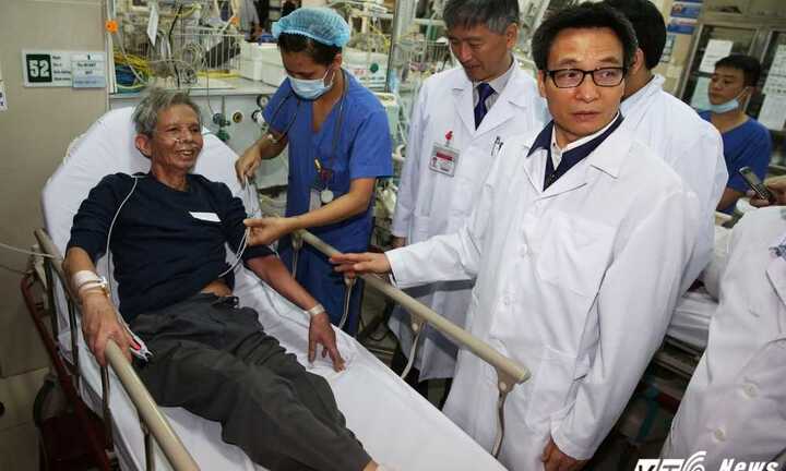 Phó Thủ tướng Vũ Đức Đam thăm bệnh nhân, công nhân ngày 30 Tết