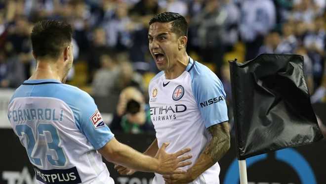 Tim Cahill nhận thẻ đỏ khó hiểu nhất bóng đá thế giới