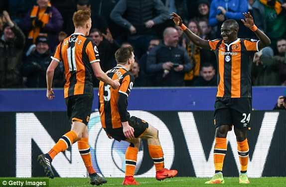 Sau MU đến lượt Liverpool nếm trái đắng của Hull City