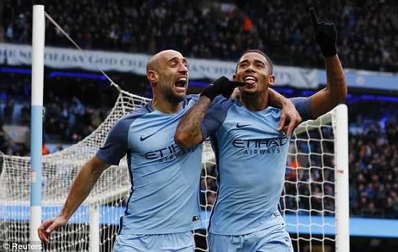 Jesus ghi hai bàn, Man City thắng hú vía phút bù giờ