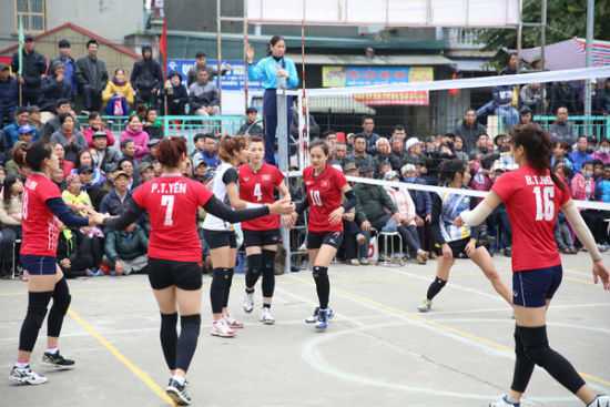 Đánh hội làng đầu năm, sao bóng chuyền ẵm cả trăm triệu đồng