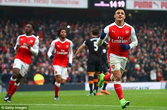 Alexis Sanchez ghi bàn bằng tay, Arsenal nhảy vào top 3