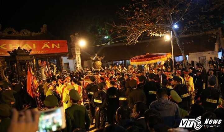 Người dân thi nhau ném tiền vào kiệu rước ấn đền Trần