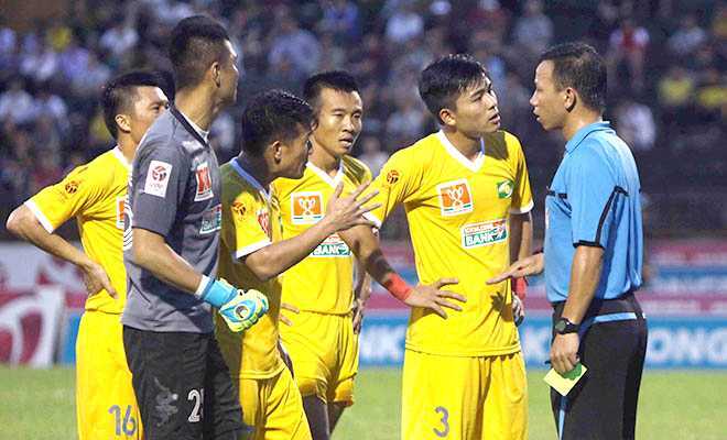 Trưởng ban trọng tài VFF 'né' truyền thông