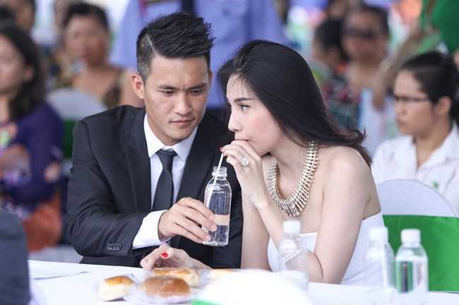 Công Vinh, Thủy Tiên: 'Tình yêu đôi khi chỉ cần một cái ôm thật chặt'