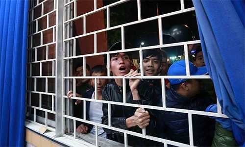 CĐV Hải Phòng vô văn hóa chửi bới trọng tài, bao vây sân Lạch Tray