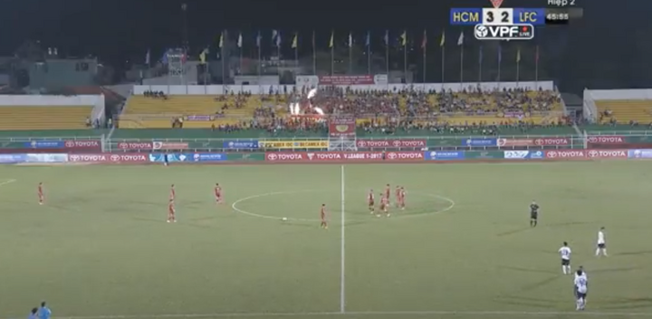 Xấu hổ bóng đá Việt Nam: Cả đội Long An đứng yên cho TP.HCM ghi liên tiếp 3 bàn