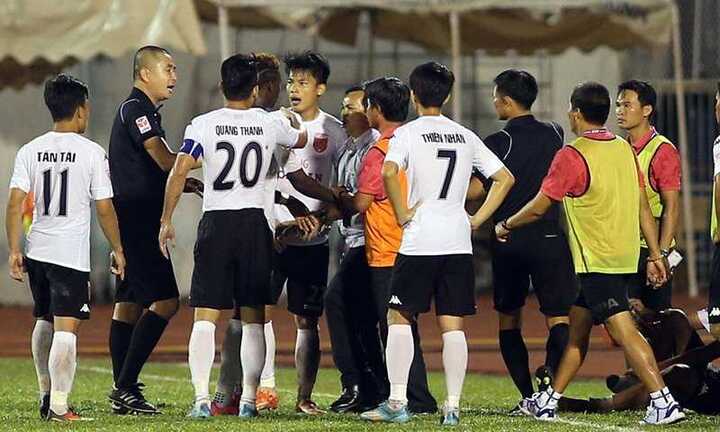 Trận TP.HCM vs Long An có thể phải đá lại: Trọng tài sai luật thì... trận đấu vô nghĩa