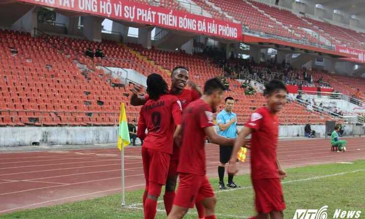 HLV Hoàng Văn Phúc: ‘Ca sĩ hát phải có người nghe, cầu thủ đá bóng phải có khán giả’