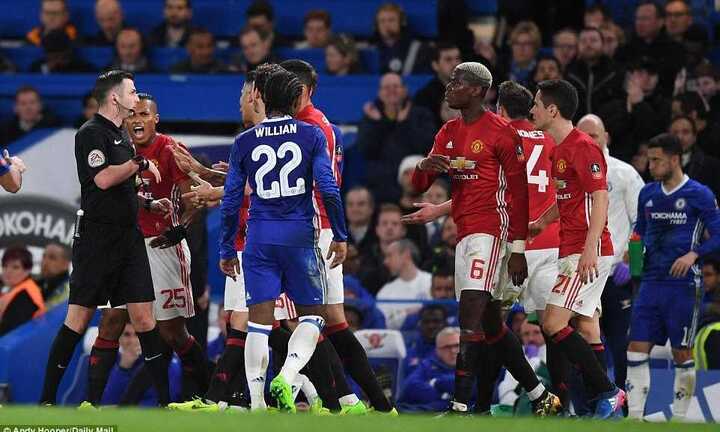 Trọng tài kiên quyết đuổi Herrera, Mourinho mỉa mai cười