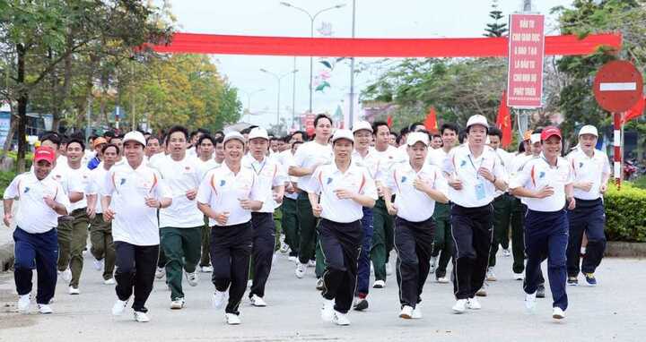 Bộ trưởng Nguyễn Ngọc Thiện tham gia Ngày chạy Olympic Vì sức khỏe toàn dân