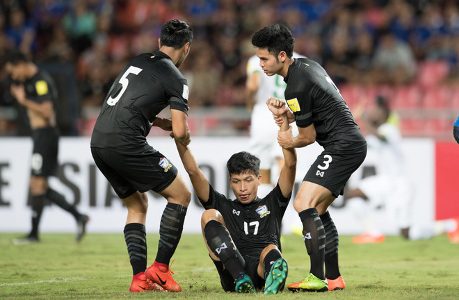 Thái Lan thua thảm ở vòng loại World Cup 2018, HLV Kiatisak cúi đầu nhận lỗi