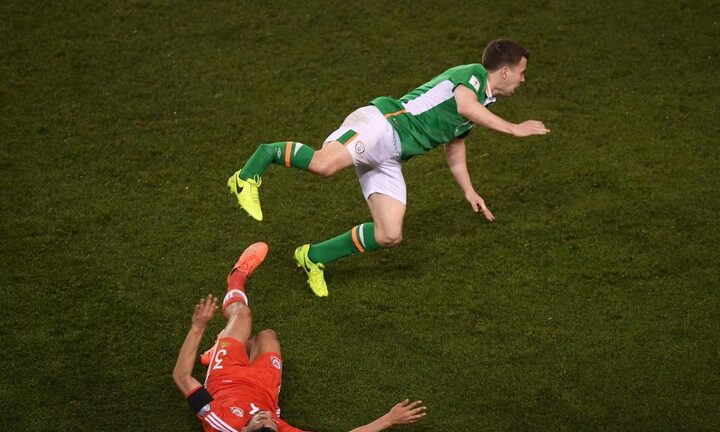 Đối thủ vào bóng ác ý, hậu vệ Ireland gãy đôi ống quyển