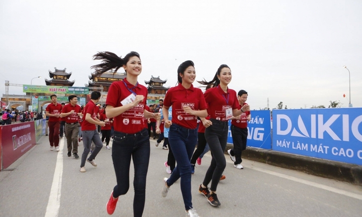 Hoa hậu Ngọc Hân, Á hậu Thanh Tú xuống đường chạy Việt dã