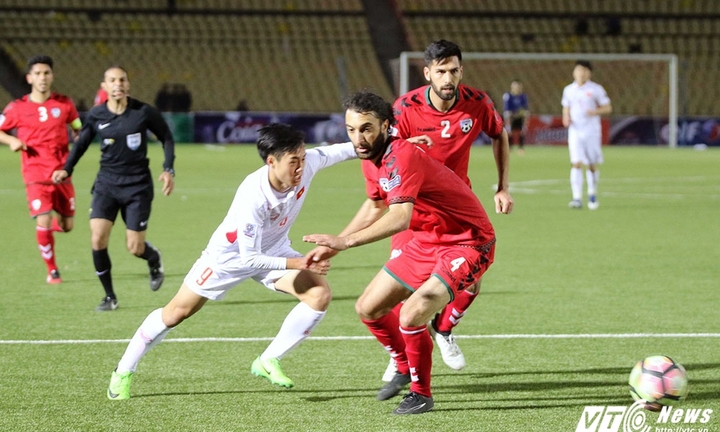 Video: Công Phượng đá phạt, Văn Toàn ghi bàn