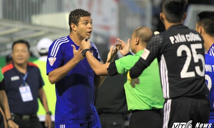 HLV Lê Thụy Hải: Sao trọng tài lại sai sót trận có bầu Đức?