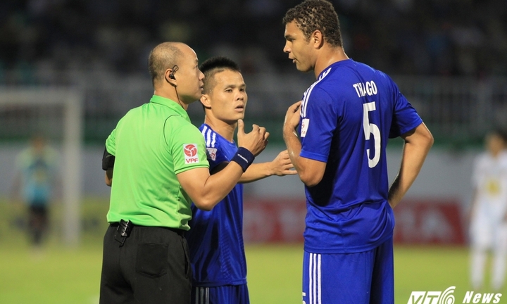 Thua do lỗi trọng tài, Quảng Nam dính án, bầu Đức thoát nạn