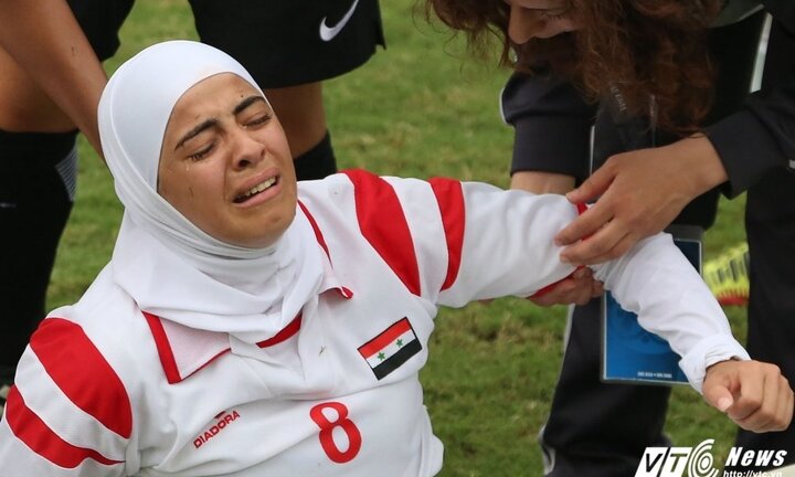 Cầu thủ Syria bật khóc đau đớn, cắn răng đá đến cùng trận gặp Myanmar