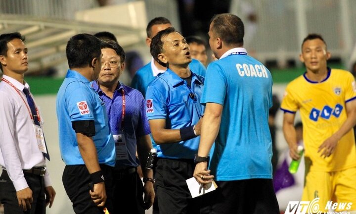 Trọng tài phá nát trận HAGL vs FLC Thanh Hóa: Chuyện gì xảy ra, mình chấp nhận thôi