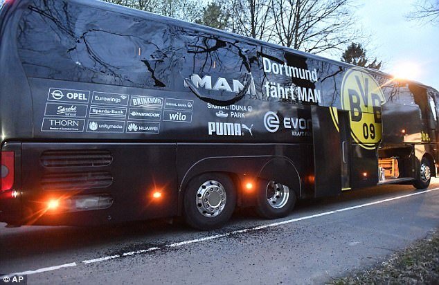 Video, ảnh: Xe bus chở CLB Dortmund bị khủng bố, hoãn trận Dortmund vs Monaco