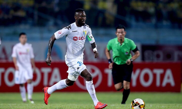 Hoàng Vũ Samson đấm gục 2 cầu thủ đối phương: Do bị phân biệt chủng tộc?