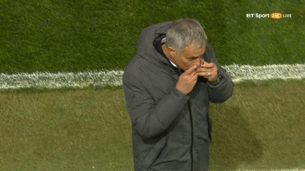 Mourinho hôn bùa may mắn, Man United lập tức ghi bàn